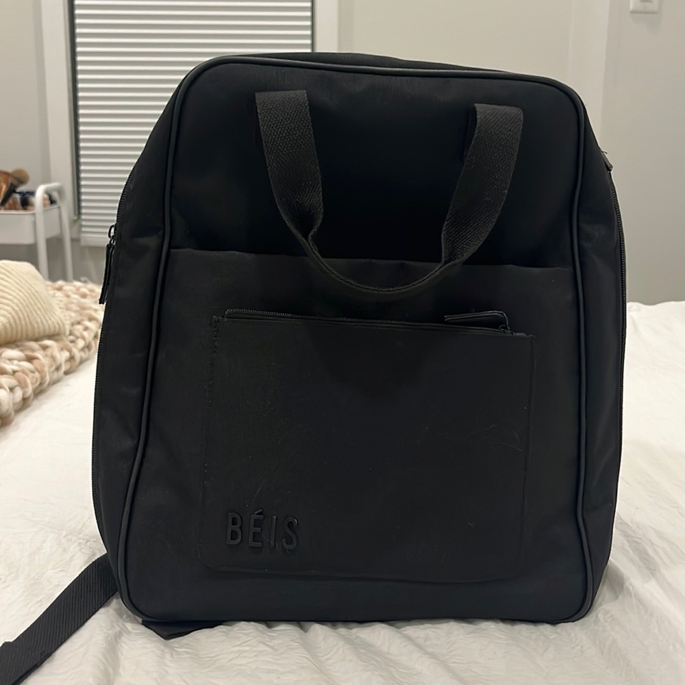 BEIS: THE EXPANDABLE BACKPACK IN BLACK
